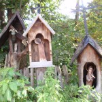 3. Na podwórzu domu artysty stoi całe mnóstwo drewnianych kapliczek…