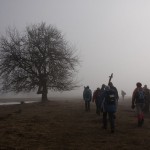 2. Na łące nad wsią brodziliśmy w błocku i gęstej mgle.