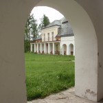 18. Pałac Leszczyńskich w Krasnobrodzie połączony jest kolumnową galerią z oficyną.