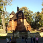 2. Drewniany kościół wzniósł cieśla Stanisław Charchułowicz z fundacji braci Jakuba i Joachima Rojowskich.