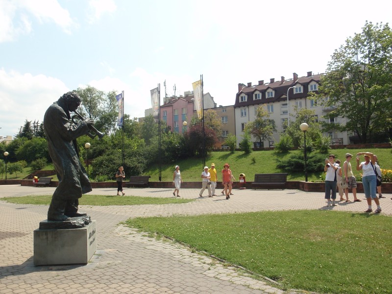 27. Spacer po Kielcach rozpoczęliśmy od pomnika Milesa Davisa przy Kieleckim Centrum Kultury.