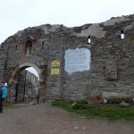 42. Obok wejścia do kompleksu klasztornego stacja XIII Sebastiana Trafalskiego z Leska.