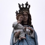 45. …z figurą Matki Bożej Różańcowej z Dzieciątkiem.