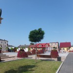 36. Ozdobą bodzentyńskiego rynku był postument ze św. Florianem i fontanna...