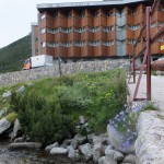 44. Elewacja hotelu nawiązuje do ostrych górskich turni.
