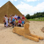 45. Na końcu trasy sfotografowaliśmy się pod piramidą w Gizie ze sfinksem u stóp.