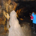 23. W jaskini oglądaliśmy kalcytowe formy naciekowe…