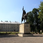 26. Pomnik Jana Zamoyskiego, twórcy Zamościa stoi dziś przed zamkiem.
