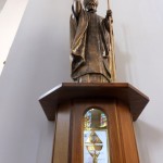 7. Rzeźba z relikwiarzem św. Jana Pawła II.