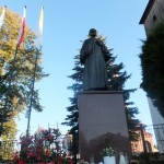 2. ...stoi jedyny w Polsce pomnik papieża-Polaka jako wikarego.