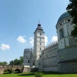 14. Zachodnia fasada pałacu z basztami Papieską i Boską oraz wieżą Zegarową.