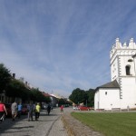 1. XVI-wieczną dzwonnicę w Podolińcu wieńczy renesansowa attyka...