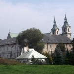 36. Sanktuarium otaczają budynki klasztoru cystersów.